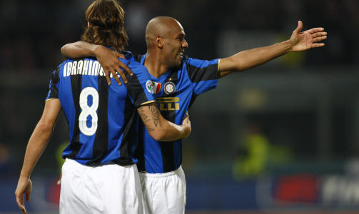 FRA MILANO TIL MADRID?: Brasilianeren Maicon (t.h.) er en av de beste i backbransjen. Inter skal v�re villige om Real Madrid sender en stor pengesum og Wesley Sneijder.Foto: SCANPIX/REUTERS/Tony Gentile