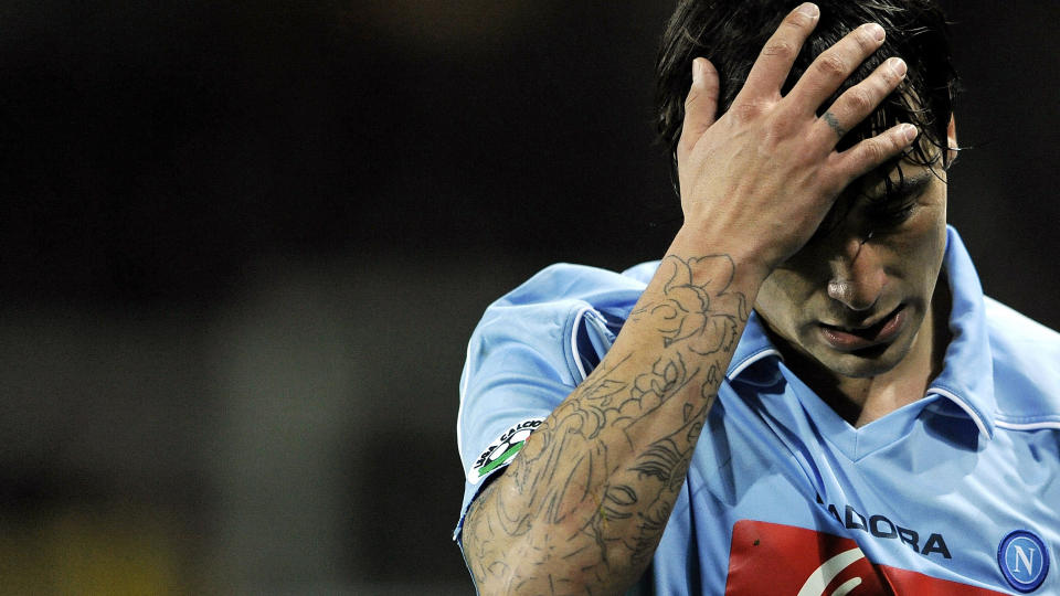 KRAVSTOR: Ezequiel Lavezzi har tirret p� seg klubbledelsen i Napoli med stadige kontraktskrav. N� truer klubbpresidenten med � stenge argentineren ute fra klubben i to �r om han ikke slutter � klage.Foto: SCANPIX/AFP PHOTO/ Filippo MONTEFORTE