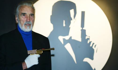 MANNEN MED DEN GYLDNE PISTOL: Christopher Lee med Bondrekvisitten under �pningen av Vitenskapsmuseet i London i 2002. Lee spilte skurken Scaramanga i filmen fra 1974, Foto: Scanpix.