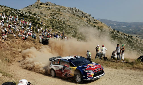 SPERRET VEIEN: B�de Petter og Henning Solberg ble hindret av Dani Sordos bil. Henning endte med � kj�re p� samme stein som hadde stoppet spanjolen. Foto: Louisa Gouliamaki, AFP/Scanpix