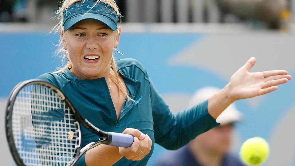 BARE NESTEN: Maria Sjarapova er fortsatt ikke helt tilbake p� topp etter det lange skadeavbrekket. I dagens semifinale i Birmingham tapte hun 4-6, 4-6 mot Li Na fra Kina.Foto: Simon Dawson, AP/Scanpix