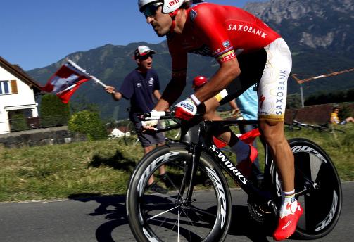 VERDENS BESTE: Kurt Asle Arvesens lagkamerat i Team Saxo Bank, Fabian Cancellara, regnes som verdens beste temporytter. I Sveits Rundt ble Arvesen sl�tt av sveitseren med omtrent samme margin som han ble av Edvald Boasson Hagen - en klar indikator p� hvilket niv� unggutten fra Rudsbygd befinner seg p�.Foto: SCANPIX/EPA/JEAN-CHRISTOPHE BOTT