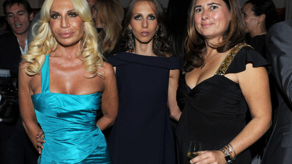 �NSKER FORANDRING: Alexandra Shulman (t.h.) har v�rt redakt�r av Vogue i 17 �r. N� har hun skrevet brev til blant andre Donatella Versace (t.v.) der hun krever at designere lager st�rre pr�vekl�r, slik at hun slipper � bruke - og retusjere - de tynneste modellene.  Dontella Versaces datter Allegra (i midten) lider av spiseforstyrrelser. Foto: Stella Pictures.