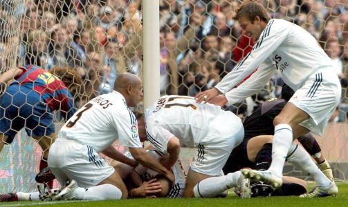 VAR STOR: Michael Owen var en av Real Madrids �Galacticos� for noen f� �r siden. Her feirer han scoring av Zinedine Zidane mot Barcelona sammen med Roberto Carlos, og David Beckham.Foto: Juanjo Martin, EPA/Scanpix