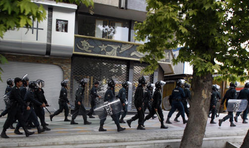 OPPR�RSPOLITI: Oppr�rspoliti patruljerer Vali-asr-gaten i Teheran, dagen etter de store valgdemonstrasjonene. Foto: AP photo/Vahid Salemi/SCANPIX