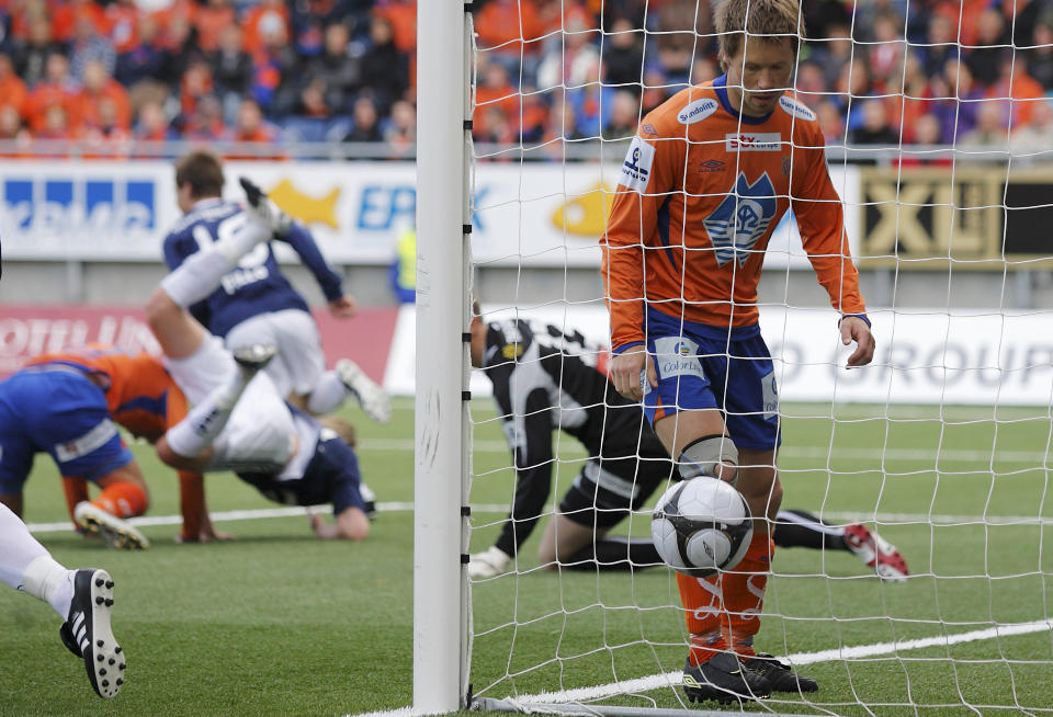 NEDERLAG: Aalesunds Amund Skiri (ved stolpen) ser Martin Fillos (i bakgrunnen) avslutning g� i m�l under eliteseriekampen i fotball mellom Aalesund og Viking.
Foto: Svein Ove Ekornesv�g / SCANPIX