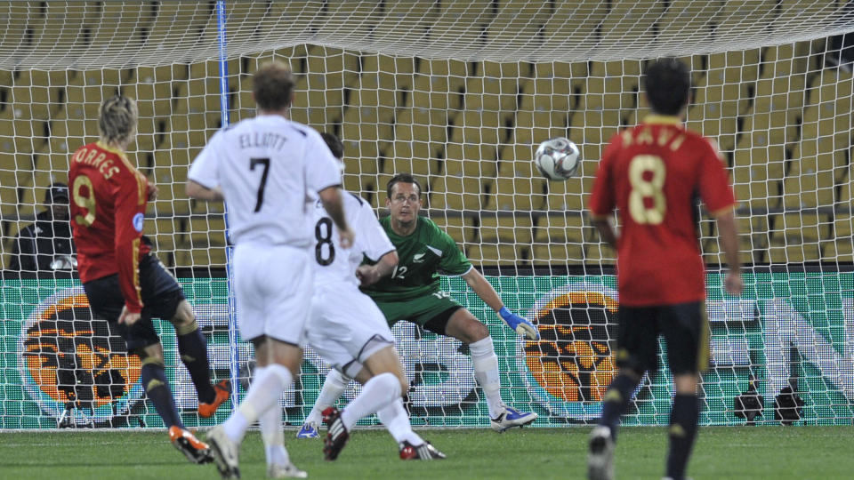 �N: Fernando Torres trengte seks minutter p� � f� uttelling. Spissen skrudde ballen elegant rundt midtstopper Andrew Boyens og forbi keeper Glen Moss.Foto: SCANPIX / AFP PHOTO / GIANLUIGI GUERCIA