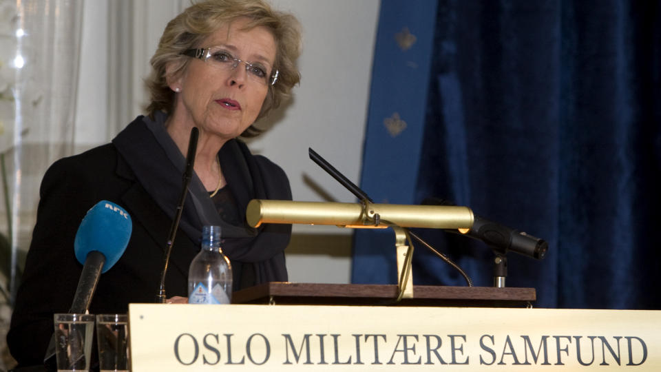  - FINNER IKKE NOE BREV:  Forsvarsminister Anne-Grete Str�m-Erichsen har lett, men finner ingen dokumentasjon p� VGs oppslag om at Forsvaret skal ha beklaget e-post-lesing overfor Slottet. Arkivfoto: BJ�RN SIGURDS�N, SCANPIX.