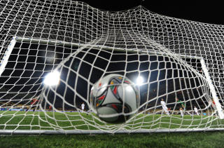 MYE NETTSUS: Cesc Fabregas kunne n�rmest spasere inn Spanias fjerde scoring mot New Zealand.Foto: SCANPIX / AFP PHOTO / PIERRE-PHILIPPE MARCOU