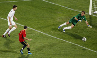 FORSVARSHJELP: Andrew Boyens feilet i klareringen, og da var ikke David Villa vanskelig � la seg be p� bakre stolpe.Foto: SCANPIX/AP Photo/Rebecca Blackwell
