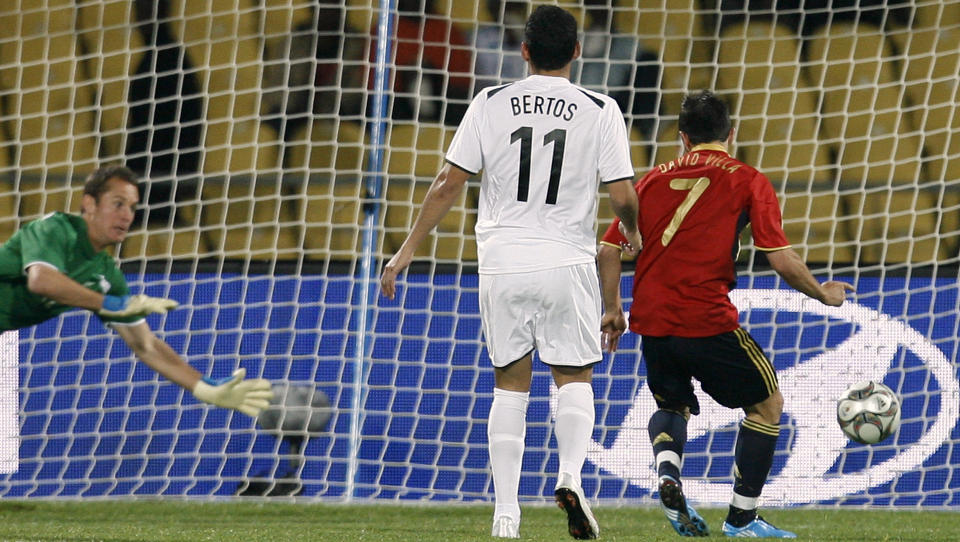 ETTERTRAKTET: David Villa har f�tt storfiskene p� kroken etter � ha varslet sin Valencia-exit. Her scorer han i dagens Confederation Cup-kamp mot New Zealand. Foto: SCANPIX/AP/Paul Thomas