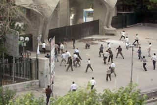 KRASJ: Supportere av president Mahmoud Ahmadinejad kaster stein mot demonstranter og Mousavi-tilhengere. Foto: AFP/SCANPIX