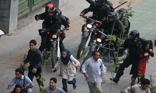  OPPT�YER: Tilhengere av opposisjonkandidaten Mir Hossein Mousavi blir forfulgt av iransk politi. Foto: AP