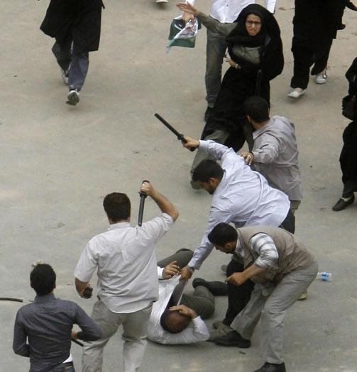 SL�TT NED MED VOLD: Myndighetenes reaksjon p� de Ahmedinejad-kritiske demonstrasjonene i Teheran har rystet eksiliranere og demokratiforkjempere i hele verden. Foto: AFP/ SCANPIX