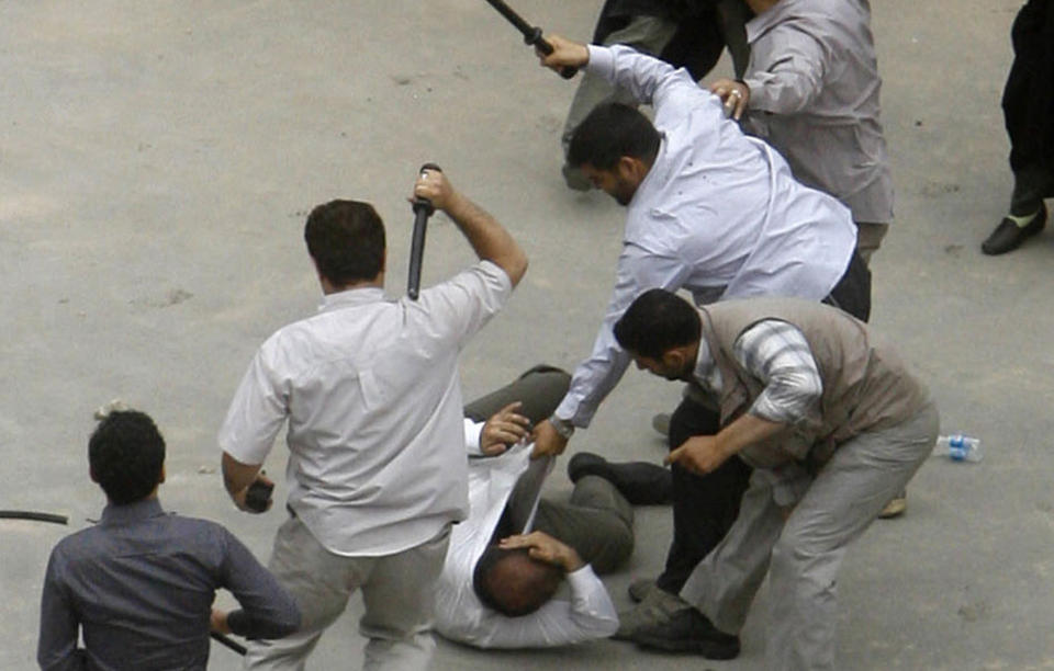 BLIR BANKET MED K�LLER: Sivilkledde sikkerhetsstyrker sl�r l�s p� en iransk demonstrant i Teheran. Det er ogs� blitt rapportert at styrkene har �pnet ild mot Mousavi-tilhengere, som mener president Mahmoud Ahmadinejad fusket til seg seier i valget. N� krever Amnesty at iranske myndigheter gransker de brutale metodene benyttet for � undertrykke opposisjonen. Foto: AFP/SCANPIX