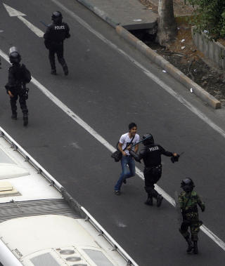 STUDENTOPPR�R: Oppr�rspoliti g�r angriper en student under demonstrasjoner ved universitetet i Teheran. Foto: SCANPIX/AFP PHOTO/STR