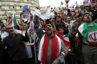 MOTDEMONSTRERTE: Tusener av Ahmadinejad-supportere tok til gatene i Teheran i g�r. Foto: REUTERS/SCANPIX