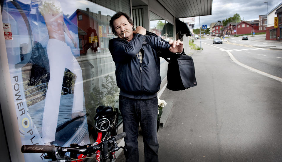 HER BODDE HAN: Ivar H. Larsen ble kastet p� gata fordi han ikke klarte � betale husleia da NAV stanset utbetalingene av uf�retrygden hans. Etter utkastelsen bodde han her p� havna i Moss. - Alt jeg har igjen er denne sykkelen, sier han. Foto: JOHN TERJE PEDERSEN