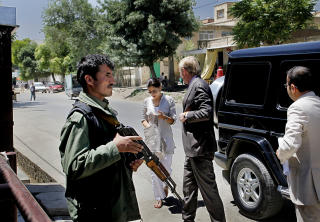 Beleiret: Ayesha f�ler seg aldri truet i Afghanistan, men b�de hun og ambassad�r K�re Aas m� ta p� seg skuddsikker vest f�r de setetr seg inn i den pansrede bilen.