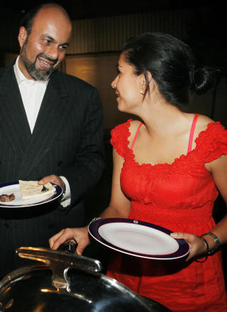 Omgjengelig: Ayesha under en mottakelse i residensen med blant andre prins Mustafa Zaher.