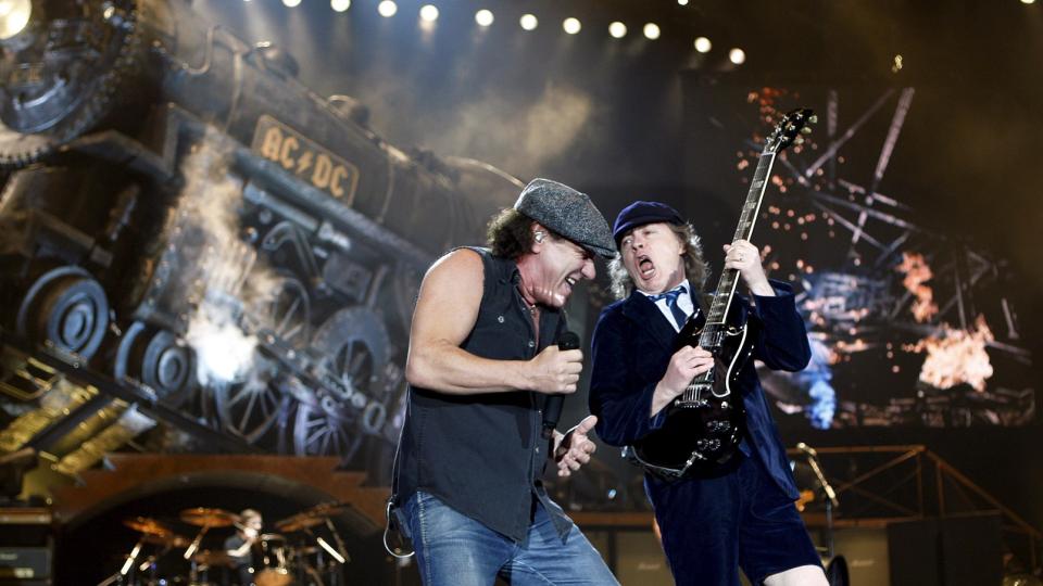 FORTSATT ENORME: Brian Johnson og Angus Young holder fortsatt koken i AC/DC. I kveld spiller de p� Valle Hovin i Oslo, dette bildet er tatt fra Rotterdam-konserten tidligere i turneen. Foto: EPA/ROBERT VOS/SCANPIX