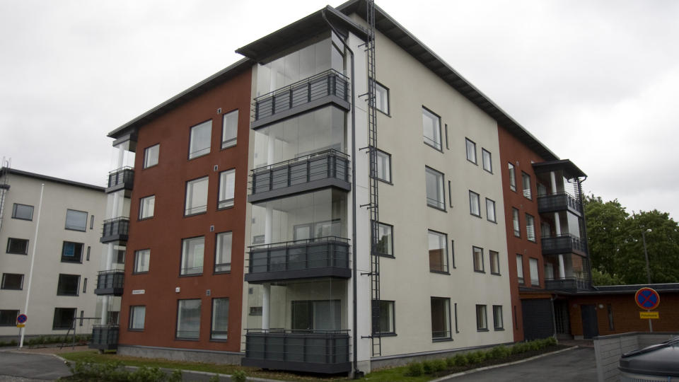 - HOLDT FANGET HER: I en leilighet i denne bygningen i �bo skal 26 �r gamle Minna Nurminen ha blitt holdt fanget i o cirka to uker. Leiligheten ligger cirka en to timer lang kj�retur fra hennes hjem i Helsinki. Foto: ATTE KAJOVA