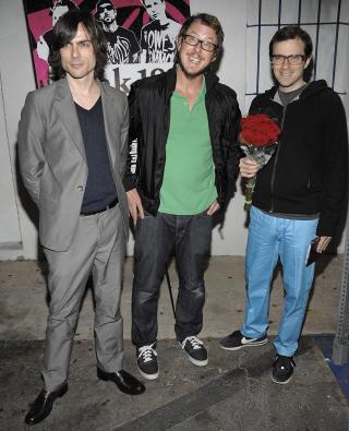 LAGER RADIO:  Weezer. F.v. Brian Bell, Scott Shriner og Rivers Cuomo. Foto: AP Photo/Dan Steinberg