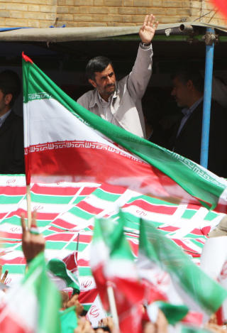 HOLDER P� MAKTEN: President Mahmoud Ahmedinejad ble if�lge det offisielle valgresultatet gjenvalgt for fire nye �r - til tross for massive anklager om valgfusk. Foto: ATTA KENARE/AFP/SCANPIX