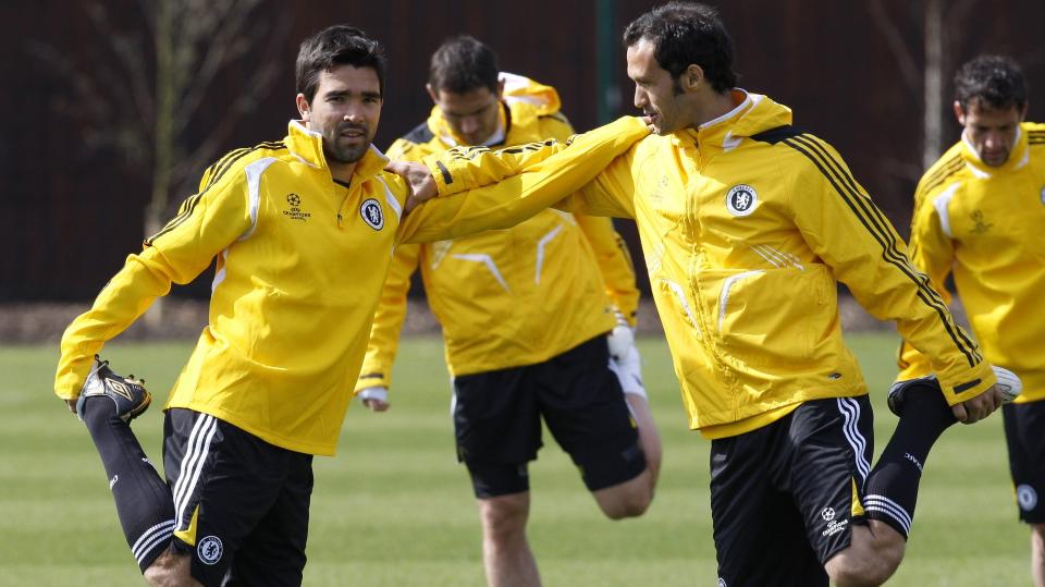 GJENFORENES? Deco og Ricardo Carvalho, her i en utt�yingsseanse, skal v�re �nsket av Jose Mourinho i Inter Milan. Foto: Stephen Hird / REUTERS.