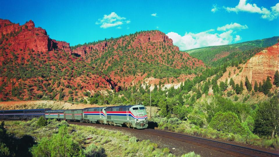 CALIFORNIA ZEPHYR: Den tre dager lange torgreisen mellom Chicago og San Francisco regnes som en av USAs flotteste togstrekniner. Amtrak har n�tt f�tt 1,8 milliarder dollar! for � oppgradere togsystemet i USA.    Foto: Amtrak