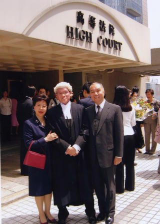 Familiekj�r:Margaret Chan sammen med ektemannen David og s�nnen etter hans avlagte juseksamen. Foto: Privat