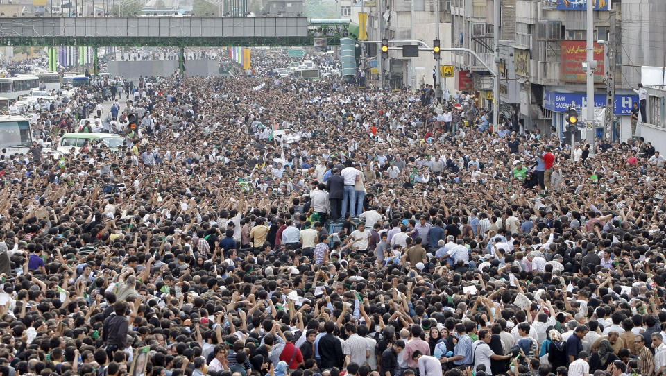 MASSIV PROTEST: Flere hundre tusen er m�tt opp i Teheran. Foto: AFP/BEHROUZ MEHRI/SCANPIX