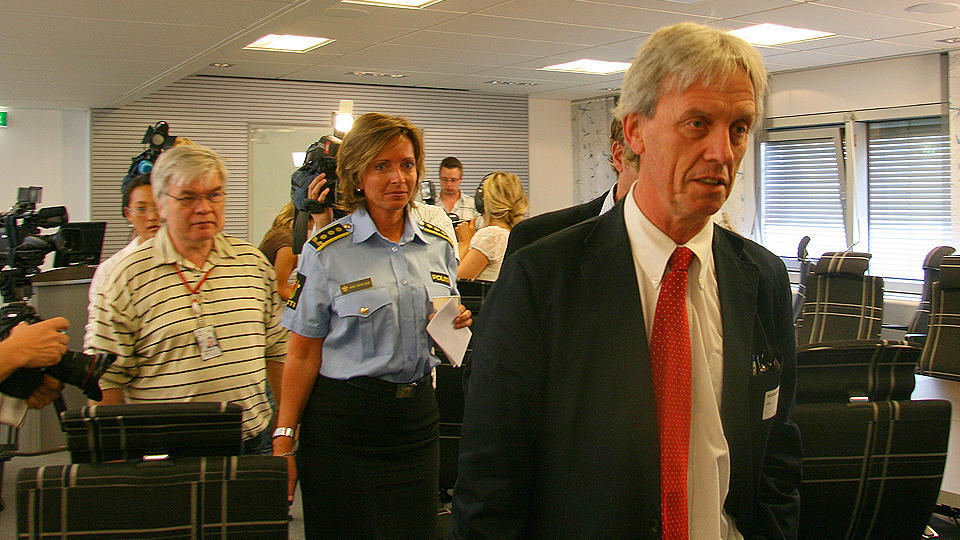 I AVH�R I KVELD: Siktedes forsvarer, advokat Knut Lindboe, sier at hans klient var sv�rt sliten etter flere timer i avh�r og at de valgte � avslutte avh�ret, for s� � ta de opp i igjen i morgen tidlig. Siktede mener han ikke begikk noe drap den 18. desember i fjor. Foto: Hans-Martin Th�mt Ruud