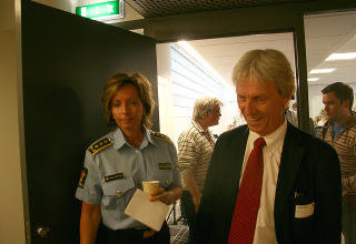 UVENTET GJENNOMBRUDD: P�gripelsen i morges opplevdes dramatisk for den siktede mannen, if�lge forsvarer Knut Lindboe. Her sammen med politiinspekt�r Hanne Kristin Rohde i oslopolitiet p� en pressekonferanse i dag.