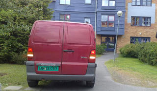 POLITIET P� PLASS: Politiet er i dag tilbake p� �stedet og nabolaget der Vegard Bjerck ble drept. De unders�ker blant annet en leilighet ikke langt fra �stedet. Foto: Harald S. Klungtveit