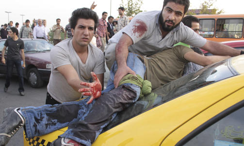 SKUDD AVFYRT: Regjeringsvennlige styrker har avfyrt skudd mot demonstrantene i Teheran. Foto: AP/SCANPIX