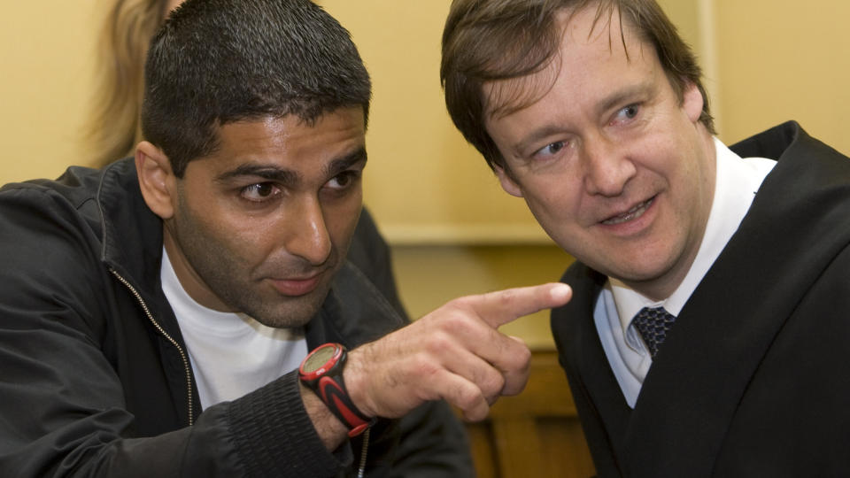 UT I MORGEN?: Arfan Bhatti (tv) og advokat John Christian Elden i H�yesterett, der dommen mot Bhatti for forsettlig drapsfors�k ble opphevet. I dag kan han slippe fri fra varetekt etter at tingretten i g�r sa nei til videre fengsling.
Foto: Bj�rn Sigurds�n / SCANPIX