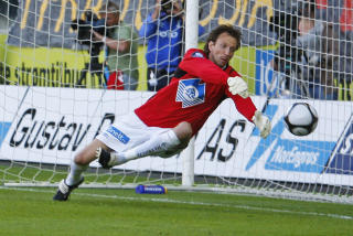 GOD: Molde-m�lvakt Knut D�rum Lillebakk forhindret flere baklengs i s�r.
Foto: Tor Erik Schr�der / SCANPIX