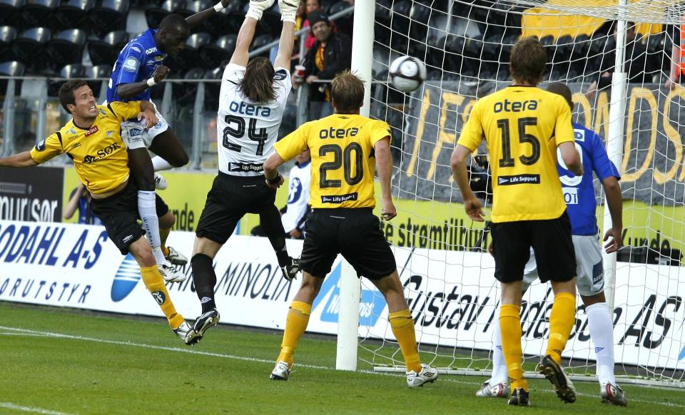 RAGET H�YEST: Moldes Pape Pate Diouf satte inn 2-1-ledelse til bortelaget mens stopper Clarence Goodson var tatt av for behandling. Men Start slo tilbake.
Foto: Tor Erik Schr�der / SCANPIX