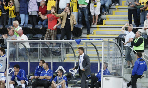 KALDDUSJEN: Hjemmepublikummet jubler for utlikning til 2-2 mens Molde-benken er frustrert.
Foto: Tor Erik Schr�der / SCANPIX