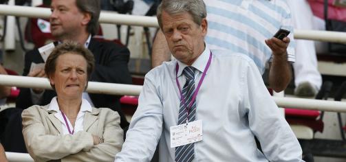 UENIGE OM TILLIT: Her er generalsekret�r Karen Espelund og fotballpresident Sondre K�fjord p� tribunen f�r VM-kvalifiseringskampen i i Skopje. Foto: Erlend Aas / SCANPIX