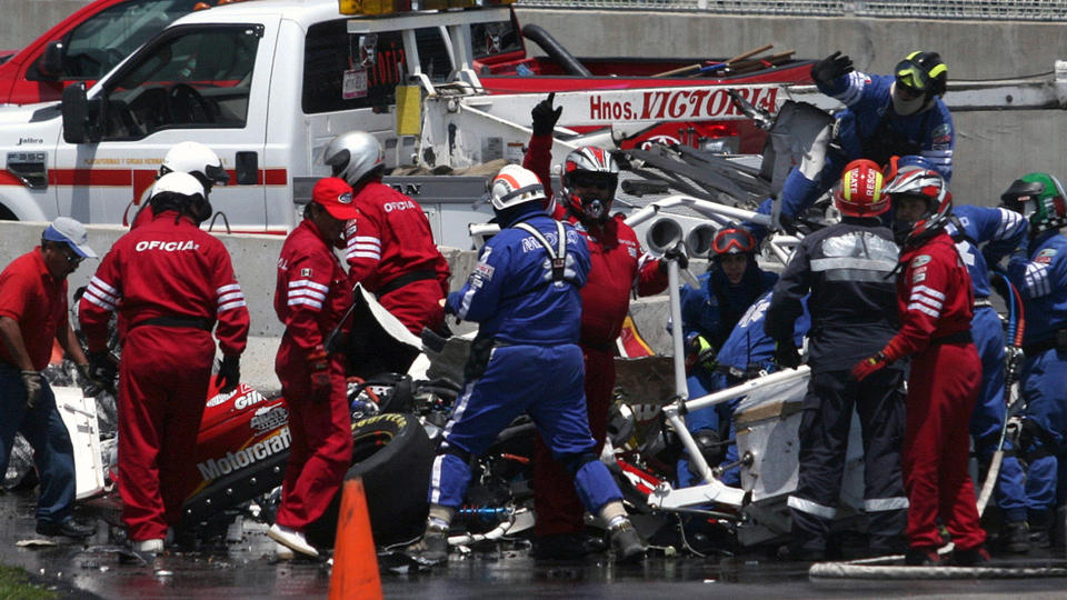 TOTALSKADD: Redningsmannskapene tok seg raskt fram til vraket av bilen Carlos Pardo f�rte, men det var ingenting de kunne gj�re for meksikaneren. Foto: SCANPIX/AFP/ Jose Casta�ares