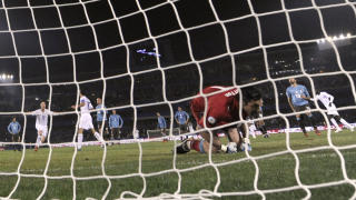 ITALIA HAVNET UNDER: Landon Donovan ga USA ledelsen fra straffemerket.  Foto: SCANPIX/AFP/ GIANLUIGI GUERCIA