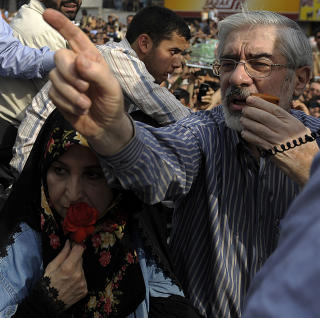 OPPOSISJONEN: Reformkandidat Mir Hossein Mousavi og hans kone Zahra Rahnavard deltok i den massive demonstrasjonen mot president Ahmadinejads valgskred.Foto: AFP/OLIVIER LABAN-MATTEI/SCANPIX