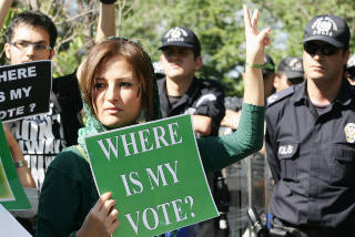 KREVER SVAR: Hvor er stemmen min, sp�r demonstranter i Teheran i dag.Foto: AFP/Adem ALTAN/SCANPIX