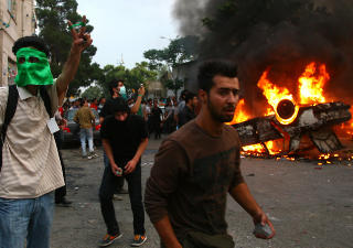 TREDJE DAG: Volden eskalerer i Teheran. Foto: AFP/SCANPIX