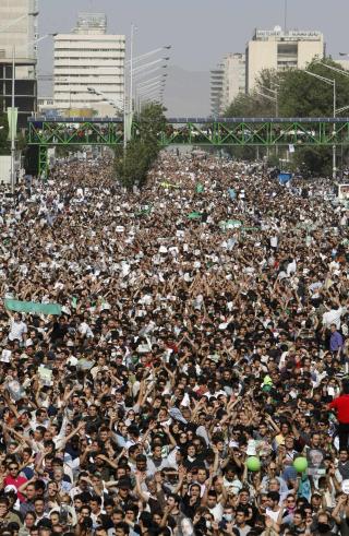 STORE DEMONSTRASJONER: Minst flere titalls mennesker mobiliserer i gatene i Iran. D�dstallene stiger. Foto: AP Photo/Ben Curtis/Scanpix