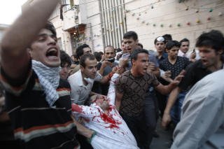 DREPT: Regimevennlige millitante, som sto p� et hustak, �pnet i g�r ild mot demonstranter. Minst en person ble drept og et ukjent antall skadd. Kilder sier til BBC at s� mange som seks kan ha omkommet. Foto: SCANPIX/AP photo/Vahid Salemi