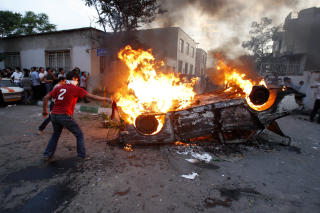 VOLD: Minst 12 er drept i demonstrasjonene. Foto: AP photo/Vahid Salemi/Scanpix