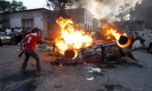 GATENE BRENNER: Halvparten av Irans befolkning er unge og mange vil ha endring. Foto: Vahid Salemi/AP